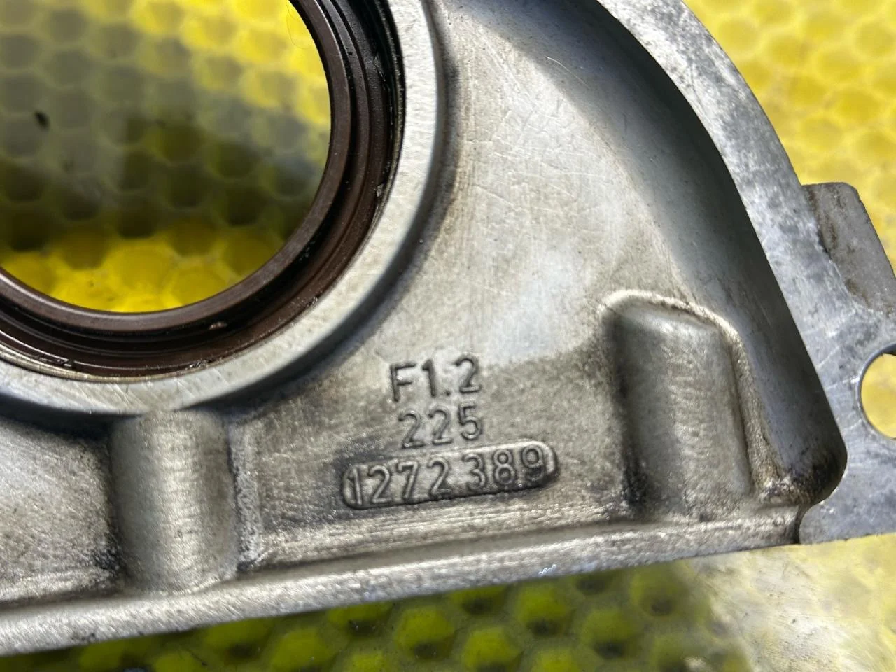 Крышка двигателя BMW 5 E34 1990 1272389 - миниатюра 4