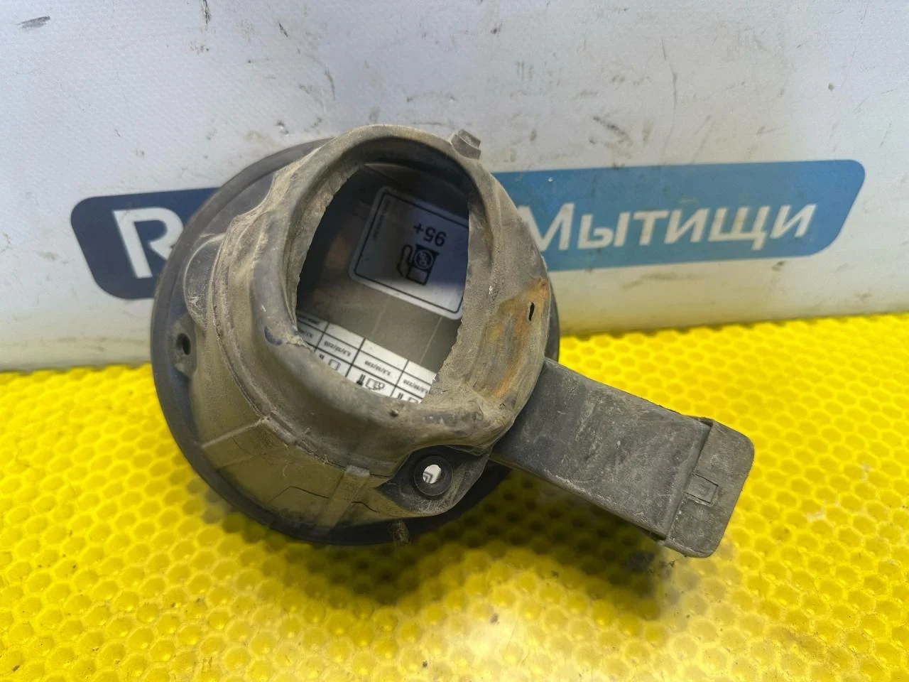 Лючок топливного бака Ford Focus (1998 - 2001) - миниатюра 5