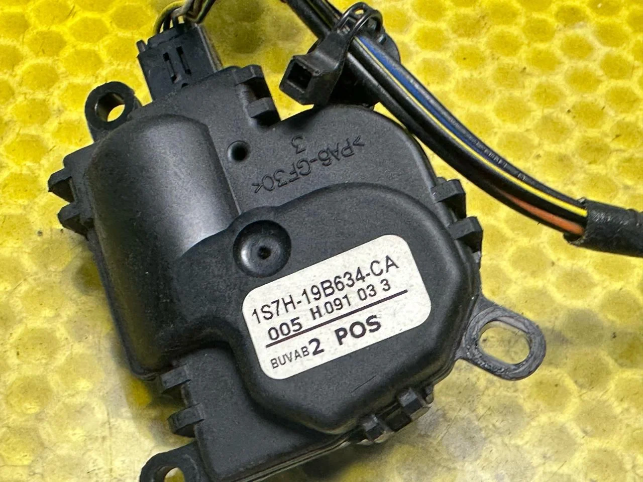 Моторчик заслонки печки Ford Focus рест. 2004 - миниатюра 3