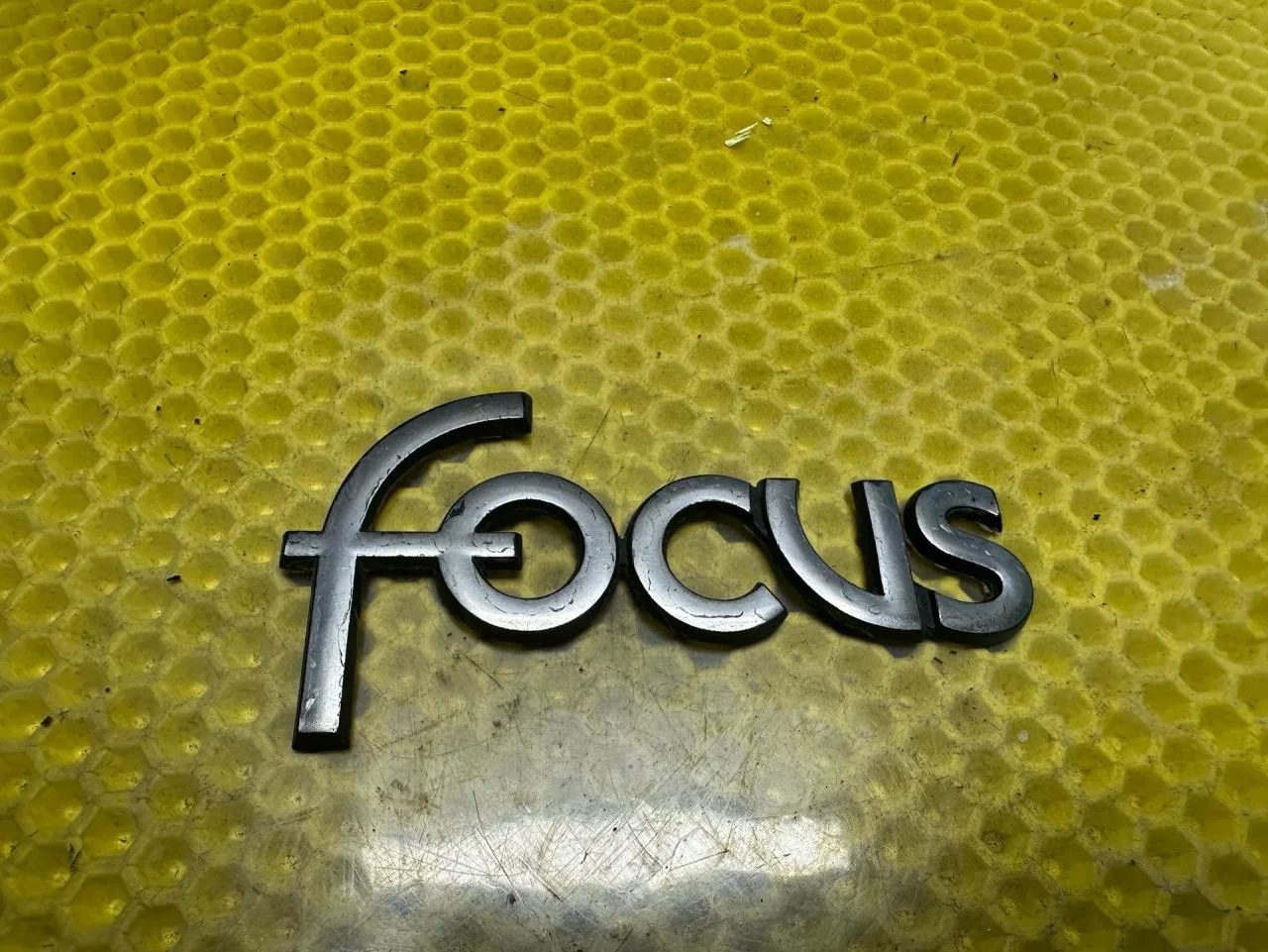 Значок (эмблема) крышки багажника Ford Focus рест. - изображение 1