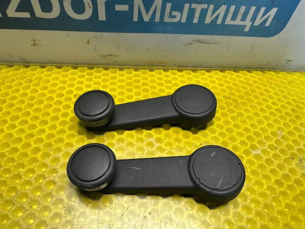 Ручка стеклоподъемника Ford Focus рест. 2004 - изображение 1