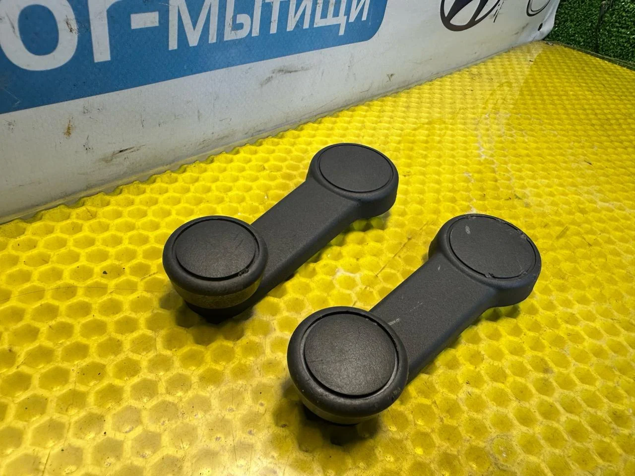 Ручка стеклоподъемника Ford Focus рест. 2004 - миниатюра 2