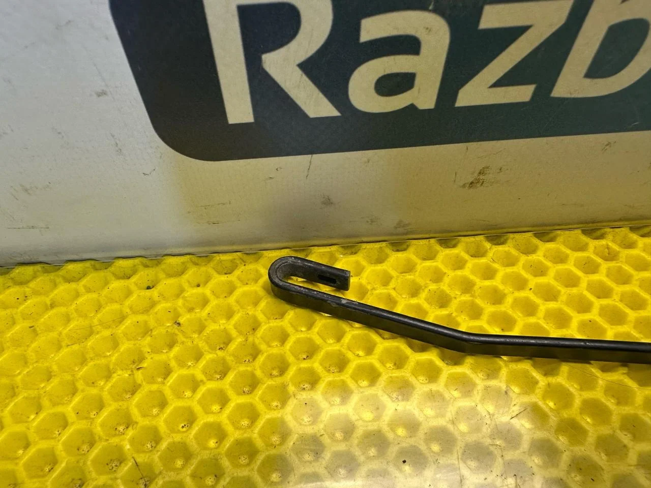 Щеткодержатель задний Ford Focus рест. 2004 - миниатюра 2