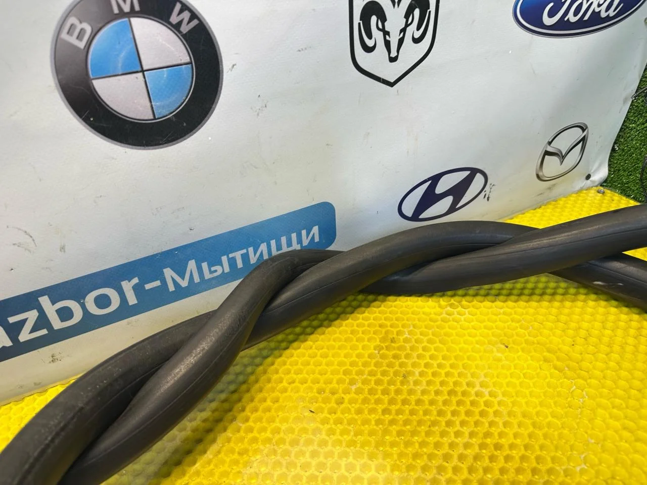 Уплотнитель дверного проема передний правый - миниатюра 4