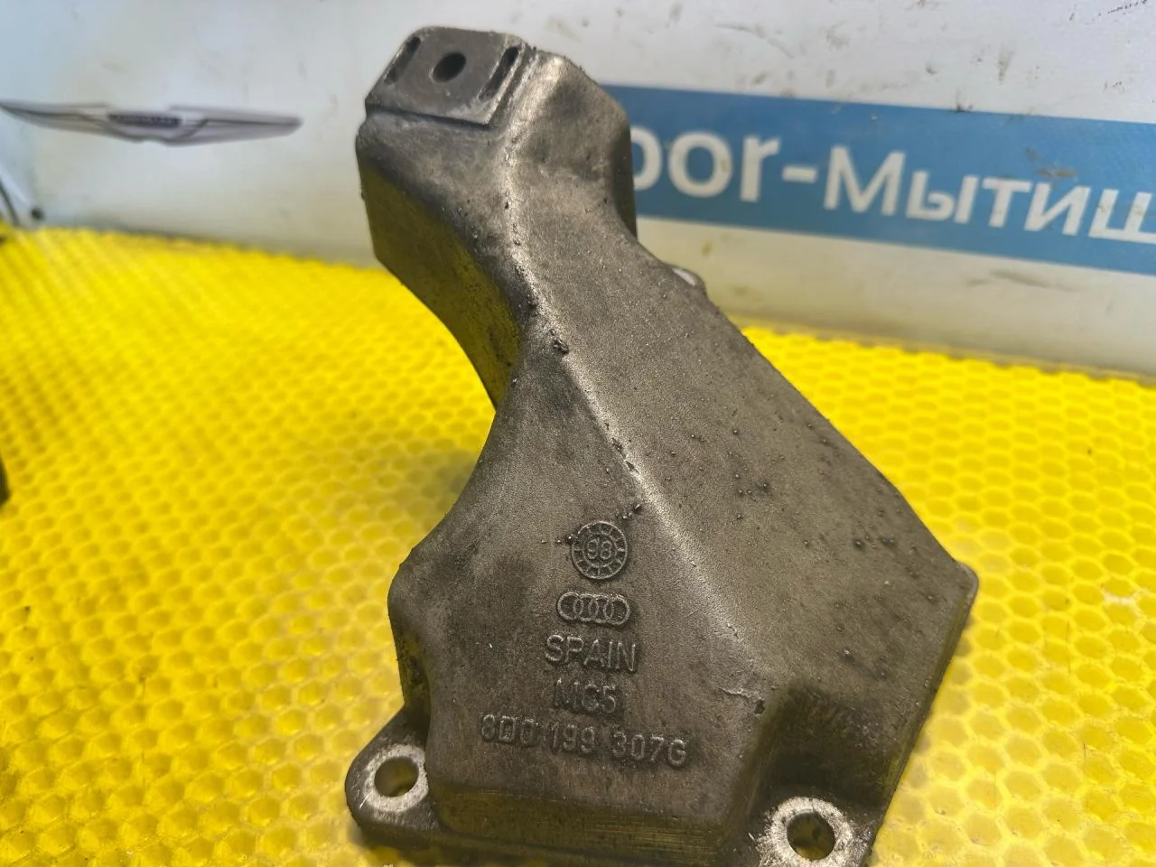 Кронштейн двигателя левый Audi A6 C5 1999 - миниатюра 4
