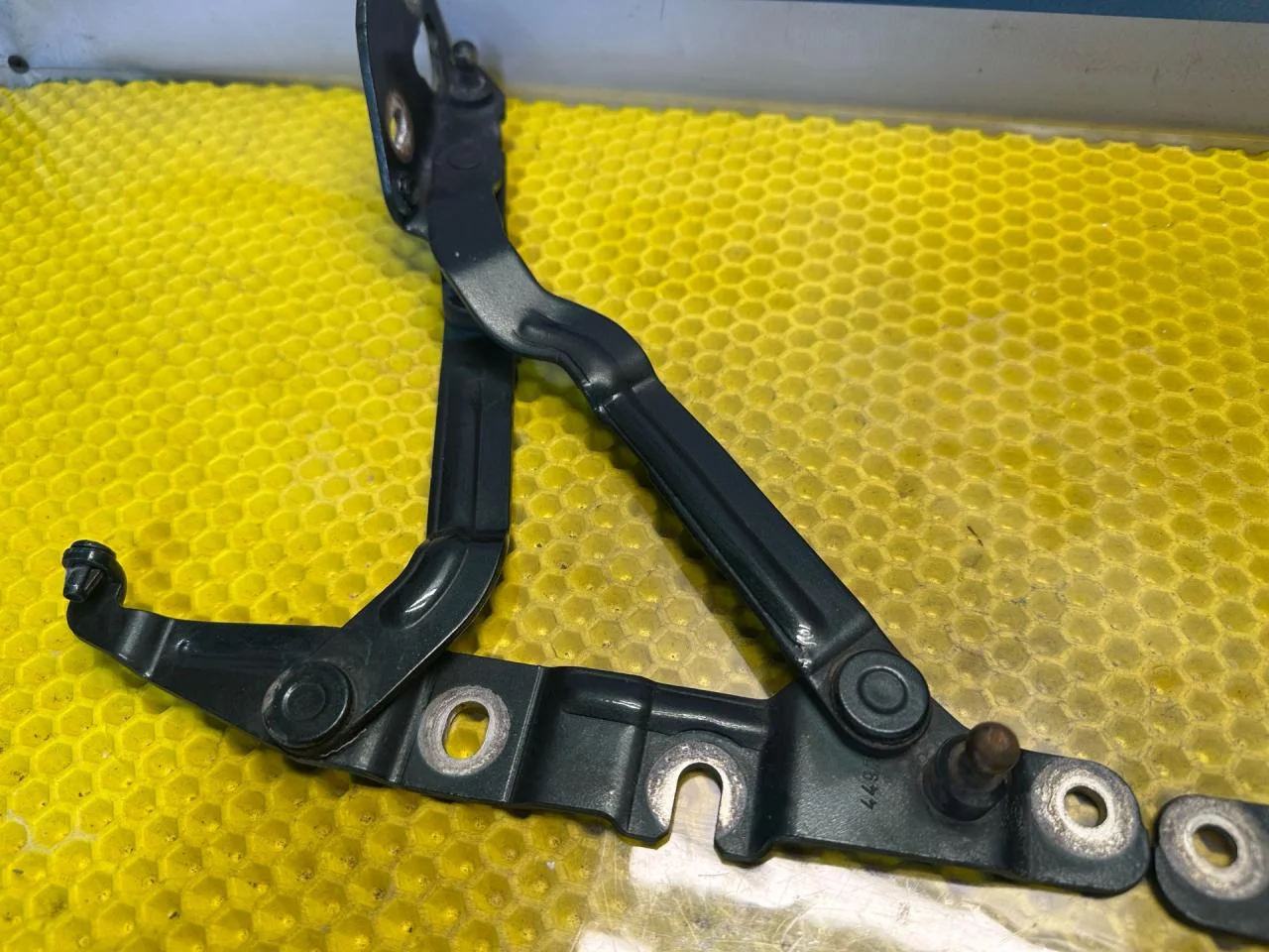 Петля крышки багажника Audi A6 C5 1999 4B5827301 - миниатюра 2