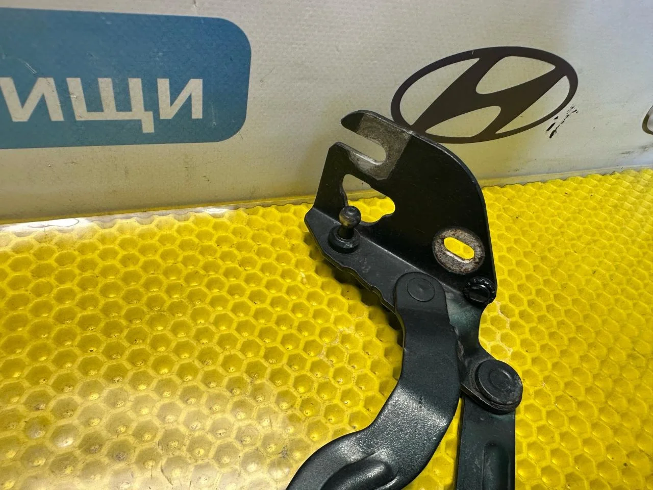 Петля крышки багажника Audi A6 C5 1999 4B5827301 - миниатюра 4