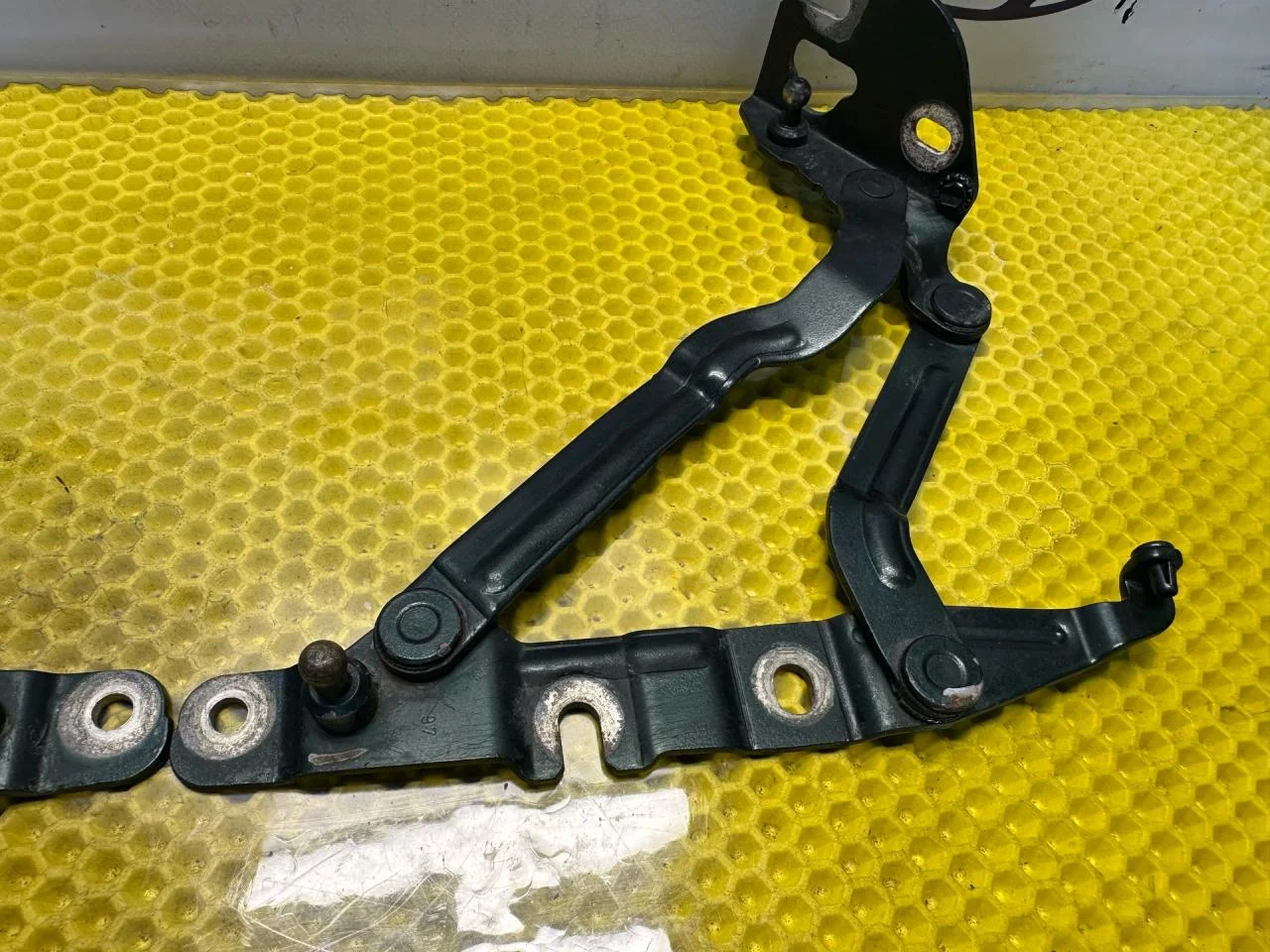 Петля крышки багажника Audi A6 C5 1999 4B5827301 - миниатюра 5