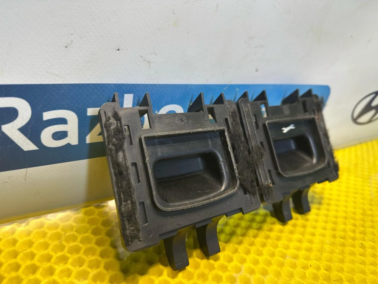 Ручка багажника Audi A6 C5 1999 AB08227777B - миниатюра 2