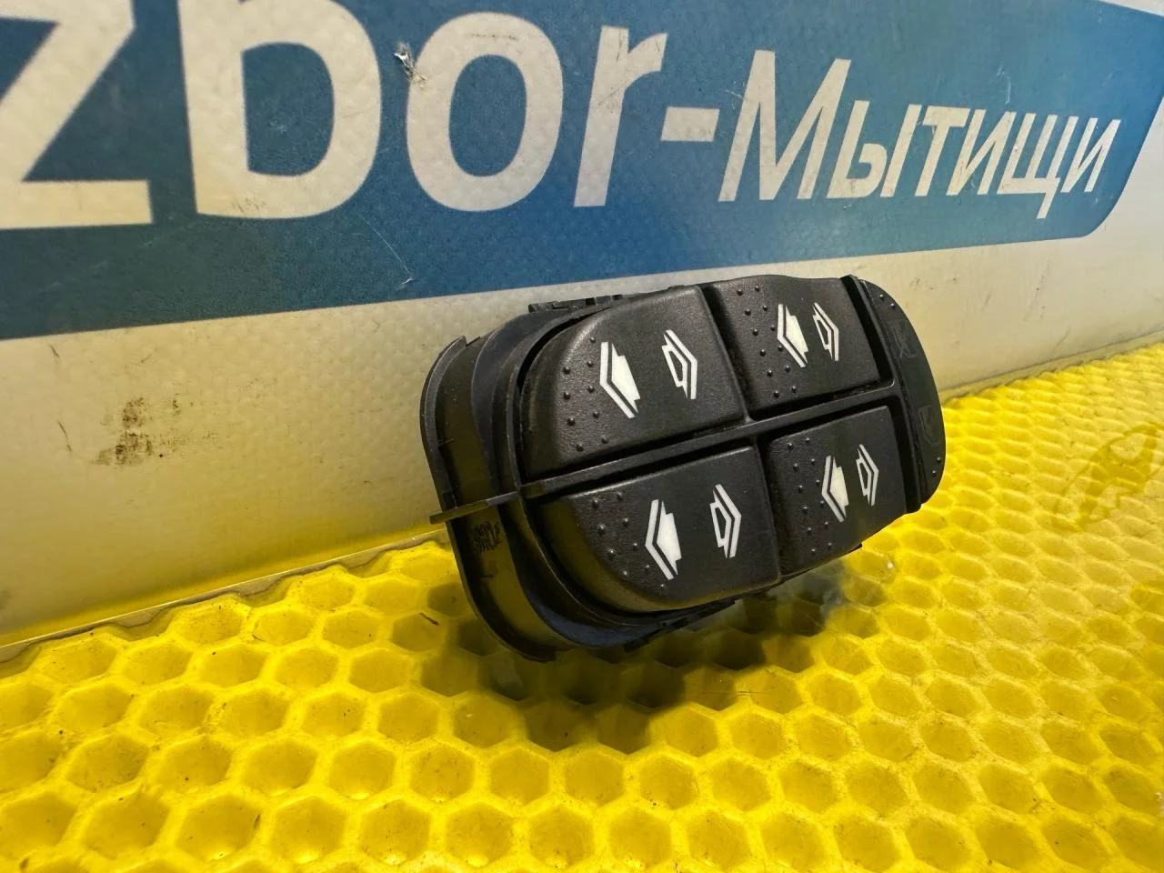 Блок управления стеклоподъемниками Ford Focus - миниатюра 2