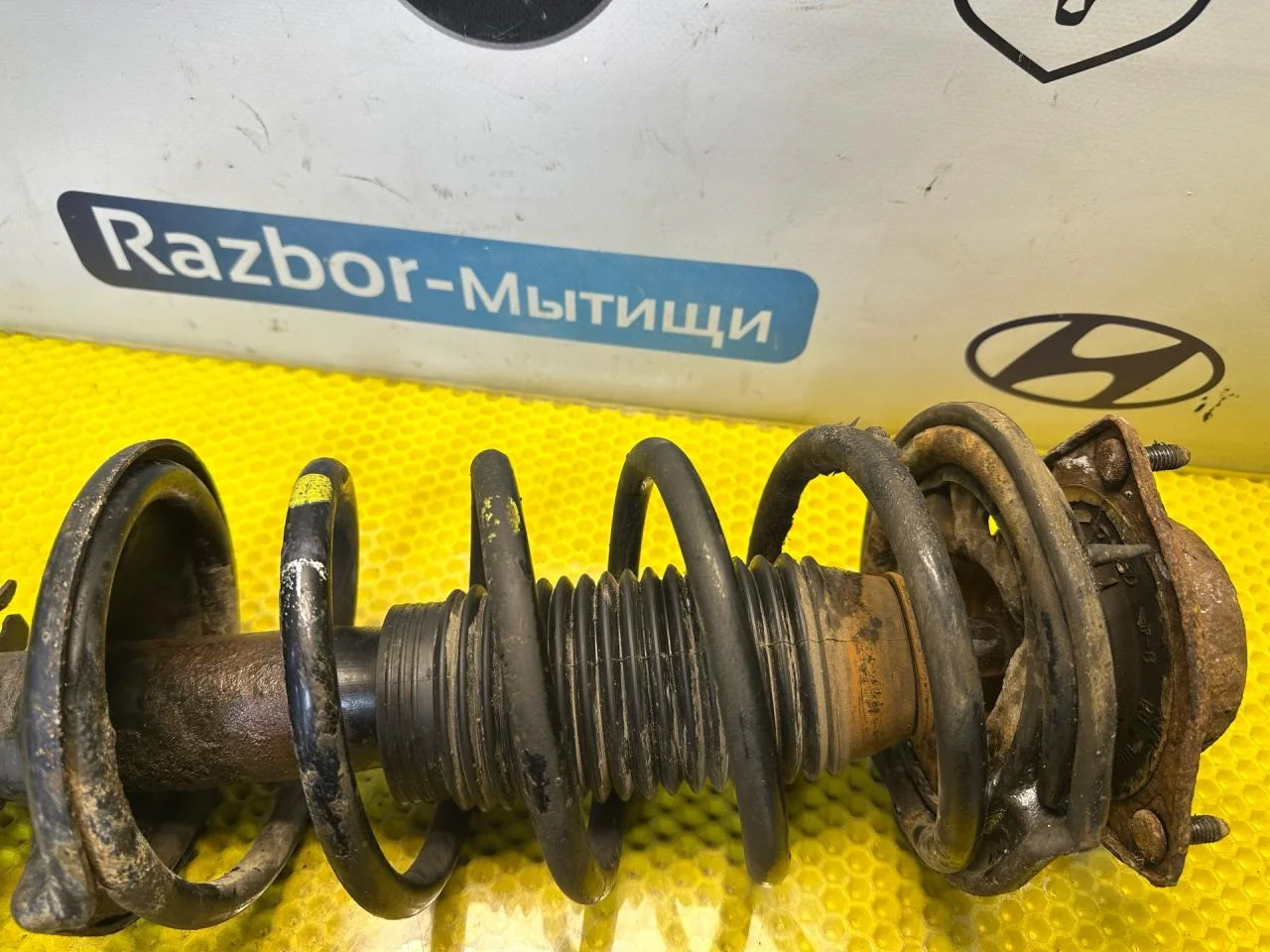 Стойка амортизатора передняя правая Hyundai Getz - миниатюра 2