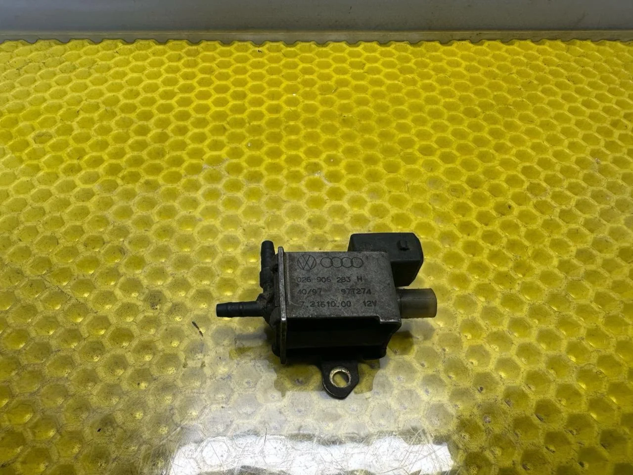 Электромагнитный клапан Audi A6 C5 1999 026906283H - изображение 1