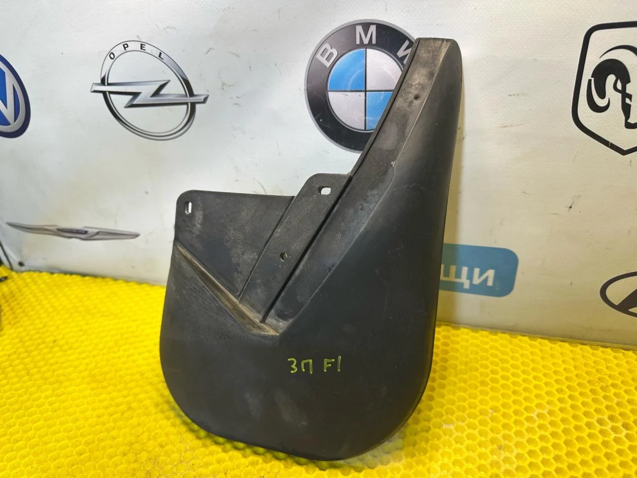 Брызговик правый задний зад. Ford Focus рест. 2004 - миниатюра 3
