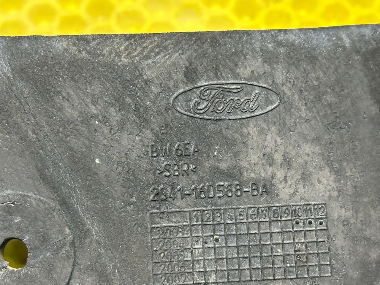 Брызговик правый задний зад. Ford Focus рест. 2004 - миниатюра 5