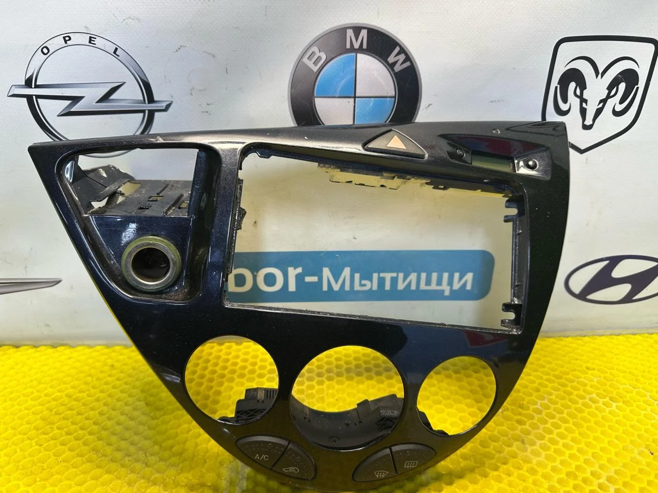 Декоративная накладка центральной консоли Ford - изображение 1