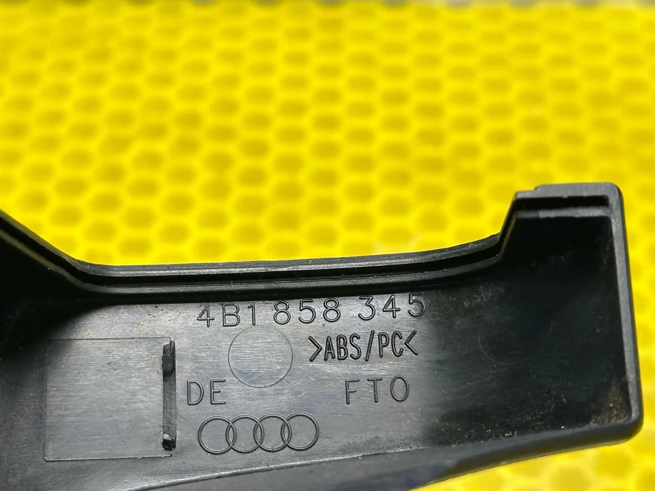 Декоративная накладка торпедо Audi A6 C5 1999 - миниатюра 5