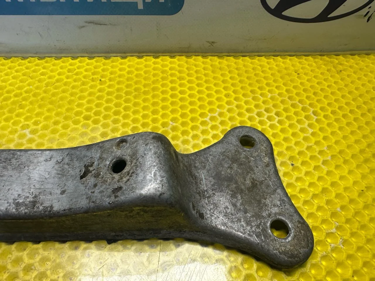 Кронштейн коробки (балка кпп) BMW 5 E34 1990 - миниатюра 3