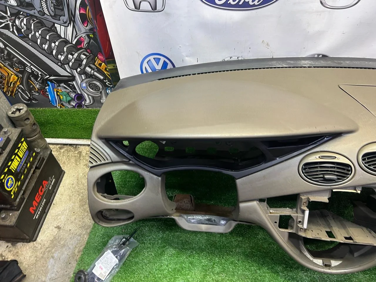 Панель передняя салона Ford Focus 2001 - миниатюра 2