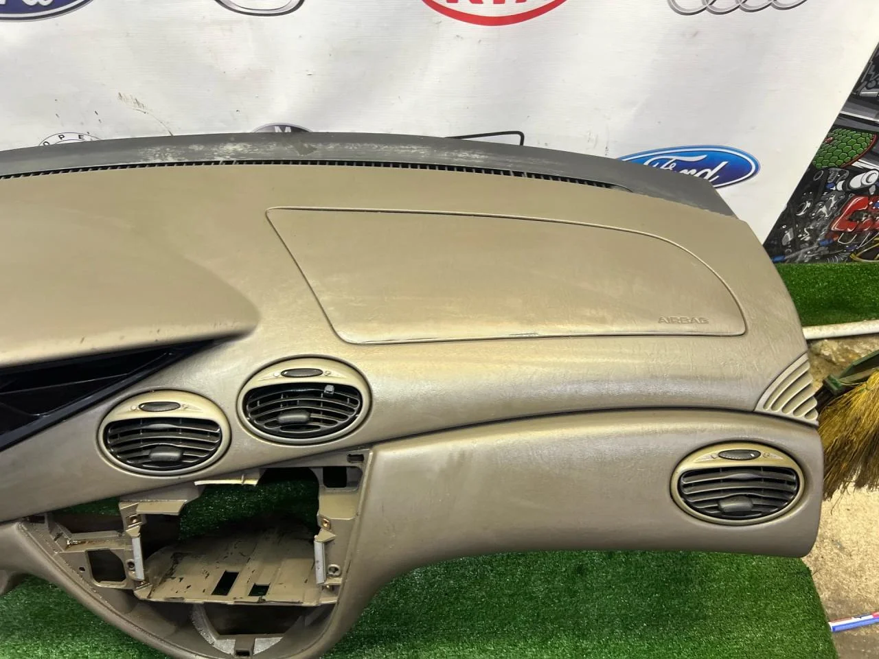 Панель передняя салона Ford Focus 2001 - миниатюра 3
