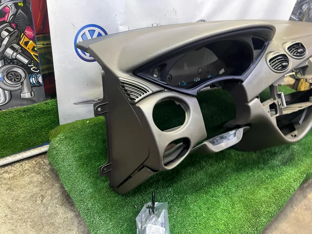 Панель передняя салона Ford Focus 2001 - миниатюра 6