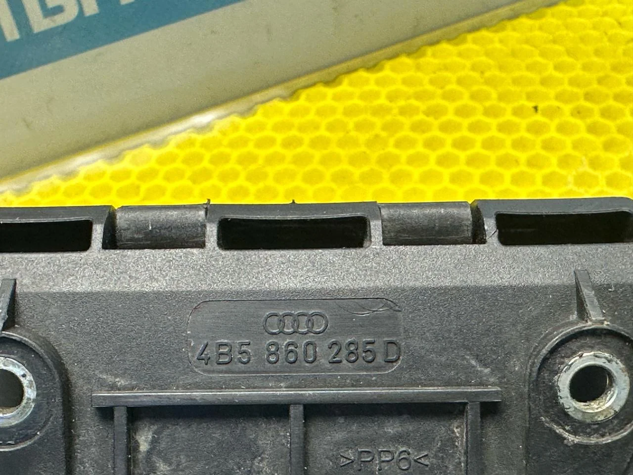 Кронштейн (крепление) Audi A6 C5 1999 4B5860285D - миниатюра 5