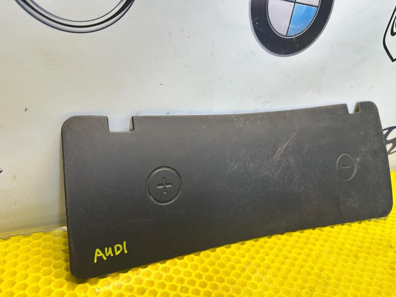 Крышка аккумулятора Audi A6 C5 1999 4B1819422 - миниатюра 2