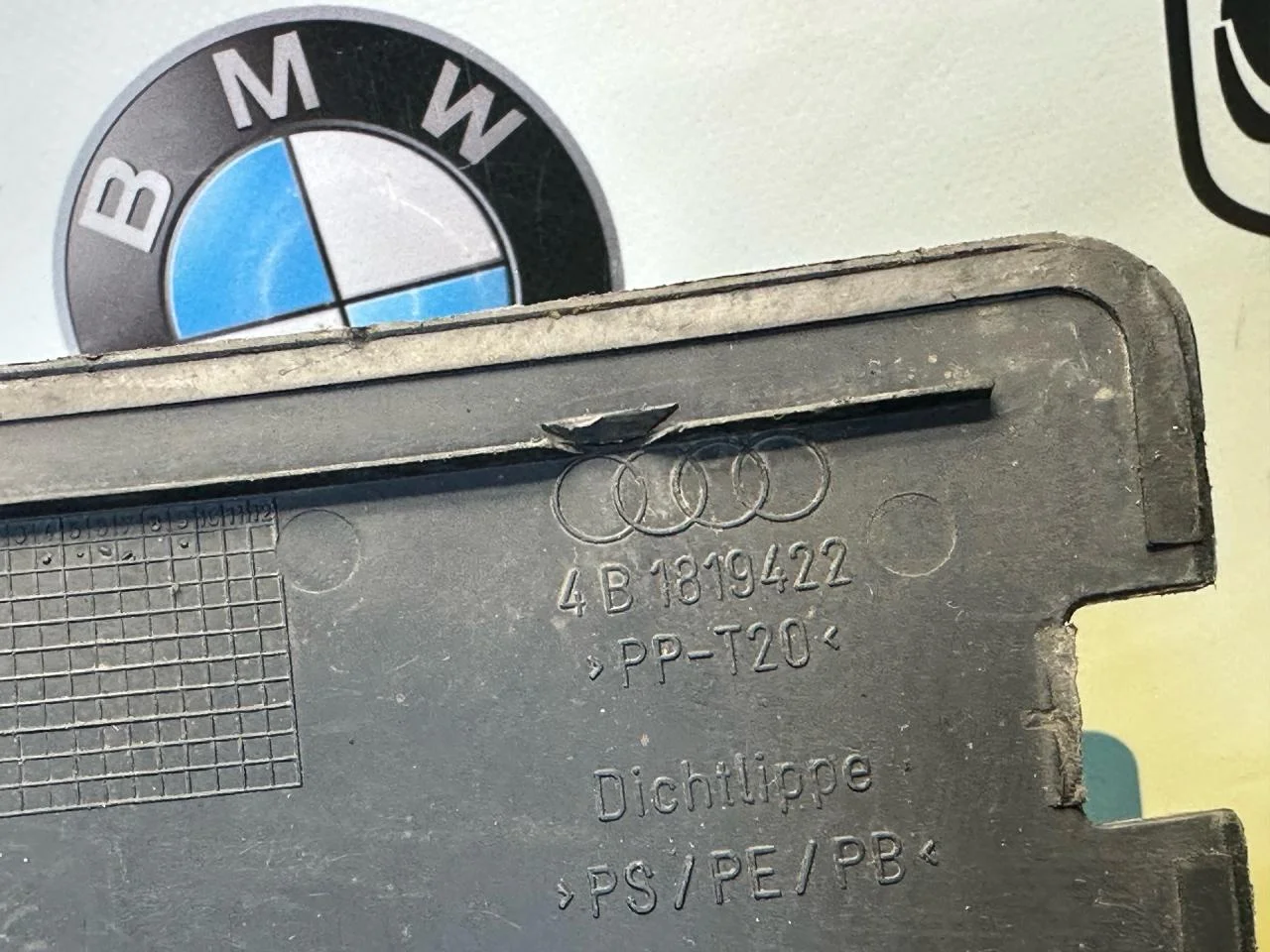 Крышка аккумулятора Audi A6 C5 1999 4B1819422 - миниатюра 5