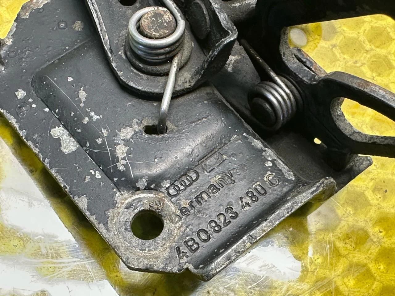 Замок капота Audi A6 C5 1999 4B0823480C - миниатюра 5