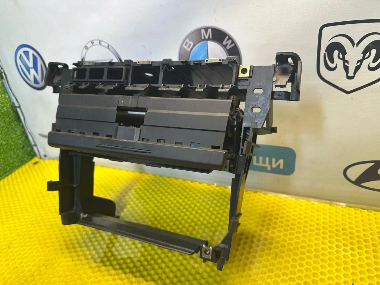 Рамка магнитолы Audi A6 C5 1999 4B0858005C - миниатюра 3