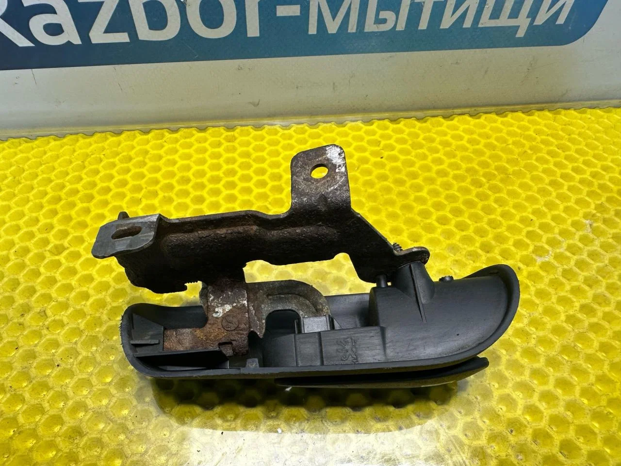 Ручка открытия лючка топливного бака Peugeot 406 - миниатюра 4