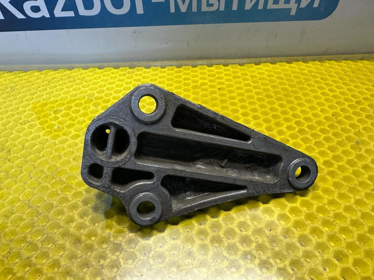 Кронштейн двигателя Audi A6 C5 1999 8D199343J - миниатюра 4