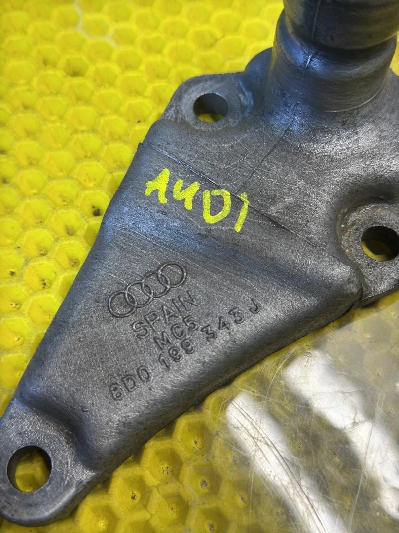 Кронштейн двигателя Audi A6 C5 1999 8D199343J - миниатюра 5