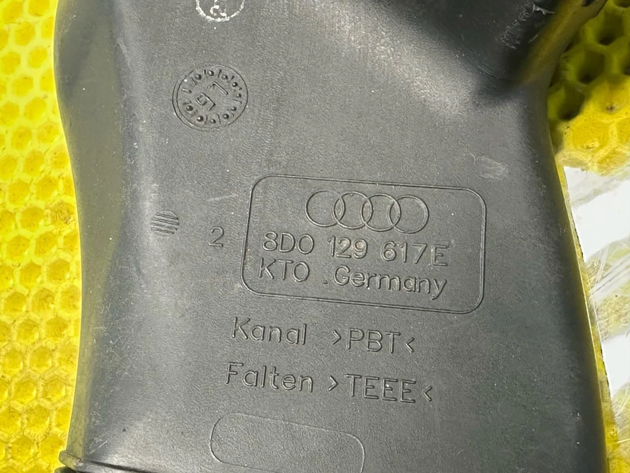 Воздуховод Audi A6 C5 1999 8D0129617E - миниатюра 6