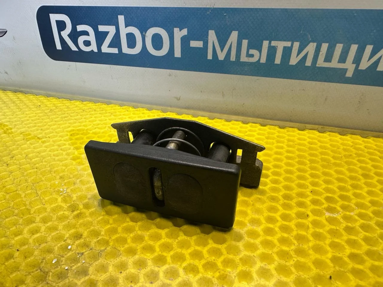 Ответная часть замка багажника Peugeot 406 рест. - миниатюра 4