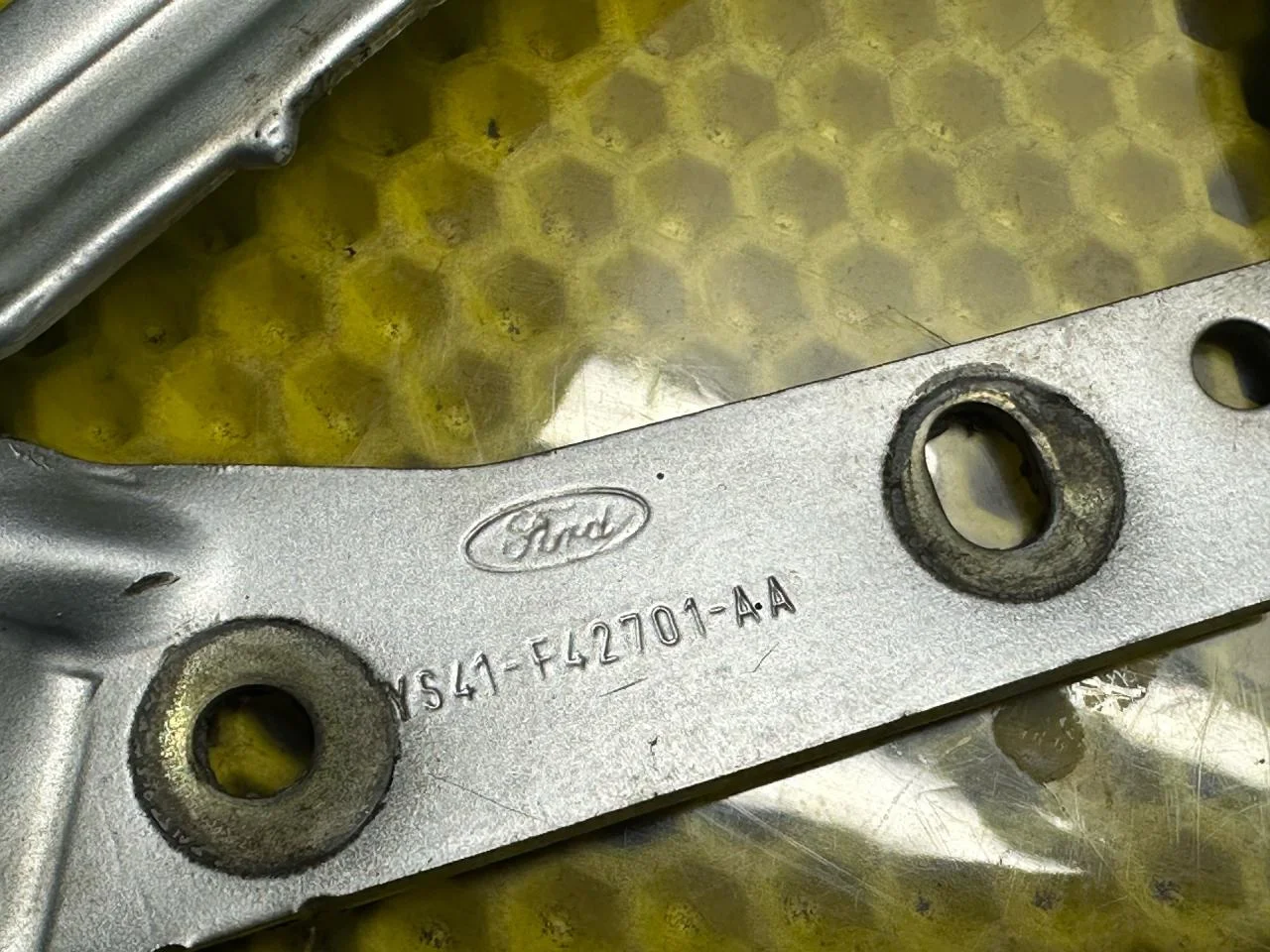 Петля крышки багажника Ford Focus рест. 2004 - миниатюра 4