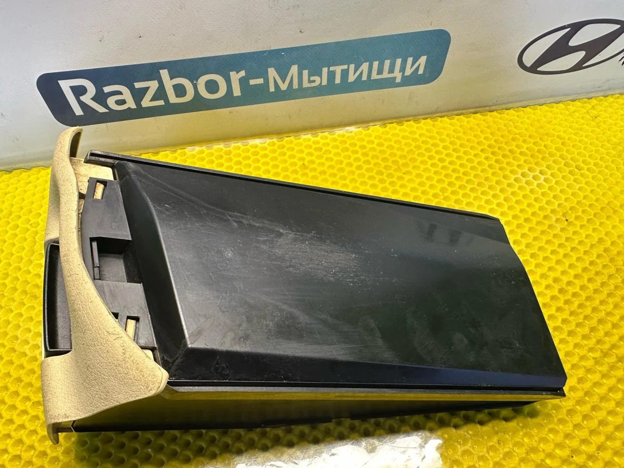 Бардачок между сиденьями Audi A6 C5 1999 - миниатюра 5