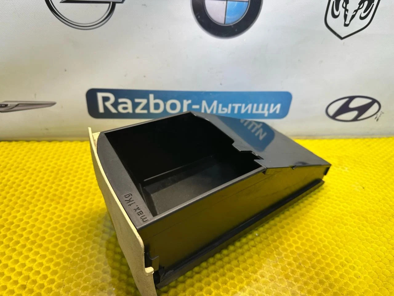 Бардачок между сиденьями Audi A6 C5 1999 - миниатюра 6