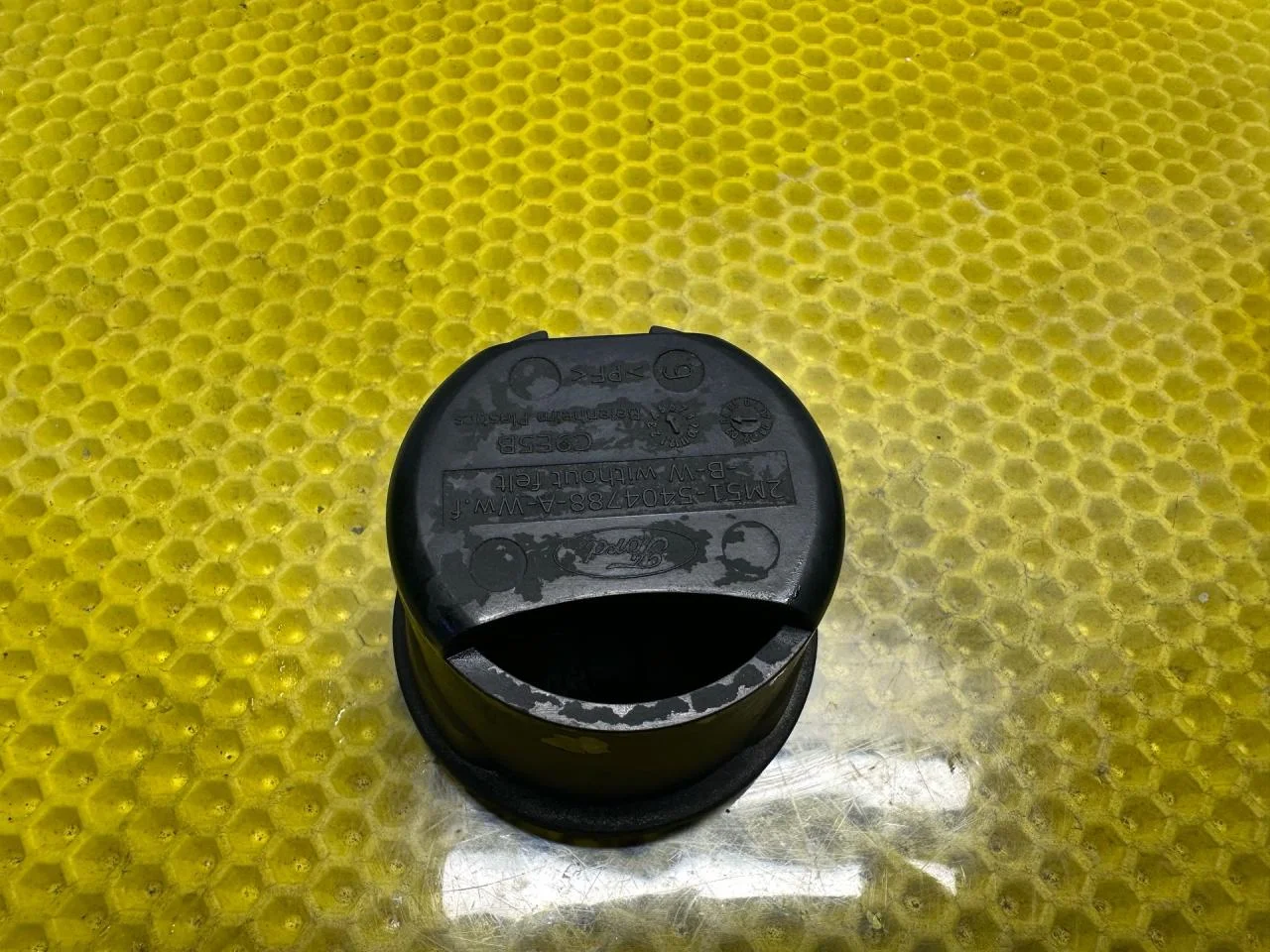 Подстаканник Ford Focus рест. 2004 1204318 - миниатюра 8