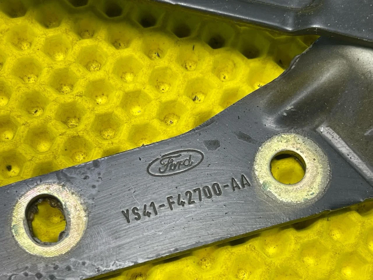 Петля капота Ford Focus 1 седан 2001 - миниатюра 7