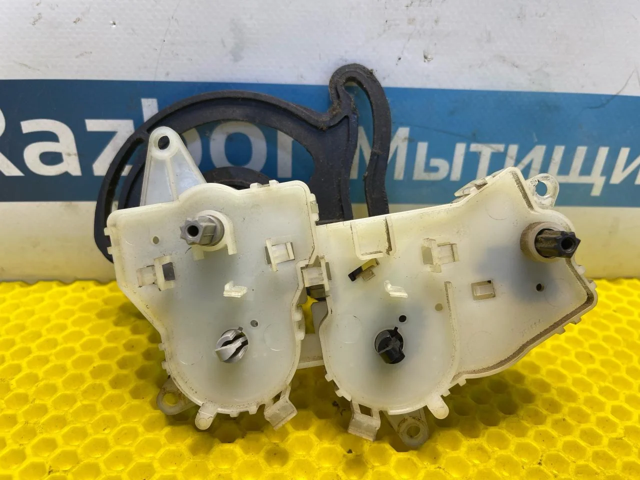 Регулятор заслонки дефлектора Ford Focus 1 - изображение 1