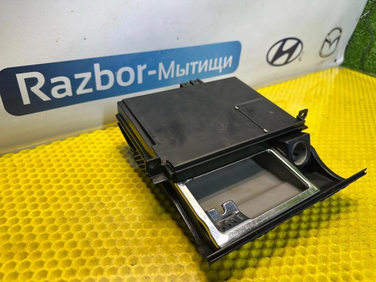 Пепельница Audi A6 C5 1999 4B0857951FG - миниатюра 2