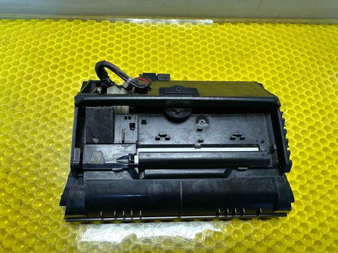 Пепельница Audi A6 C5 1999 4B0857951FG - миниатюра 5