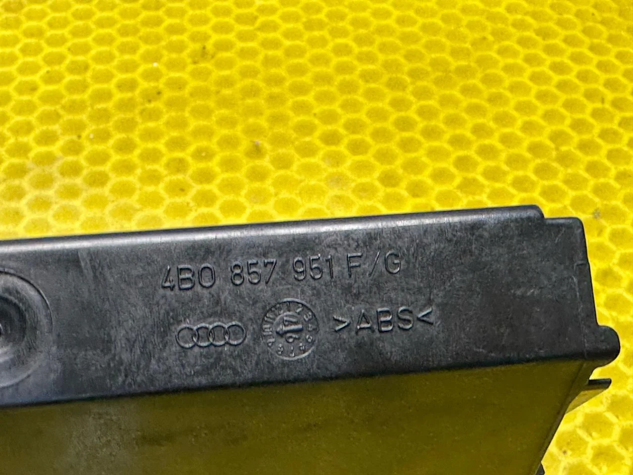 Пепельница Audi A6 C5 1999 4B0857951FG - миниатюра 6