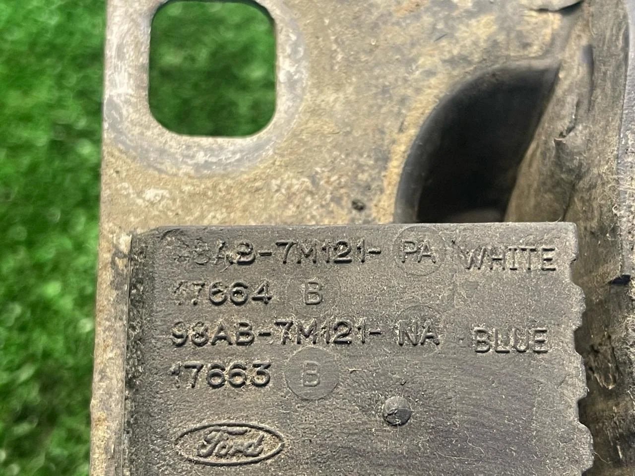 Подушка крепления КПП Ford Focus 2001 - миниатюра 9