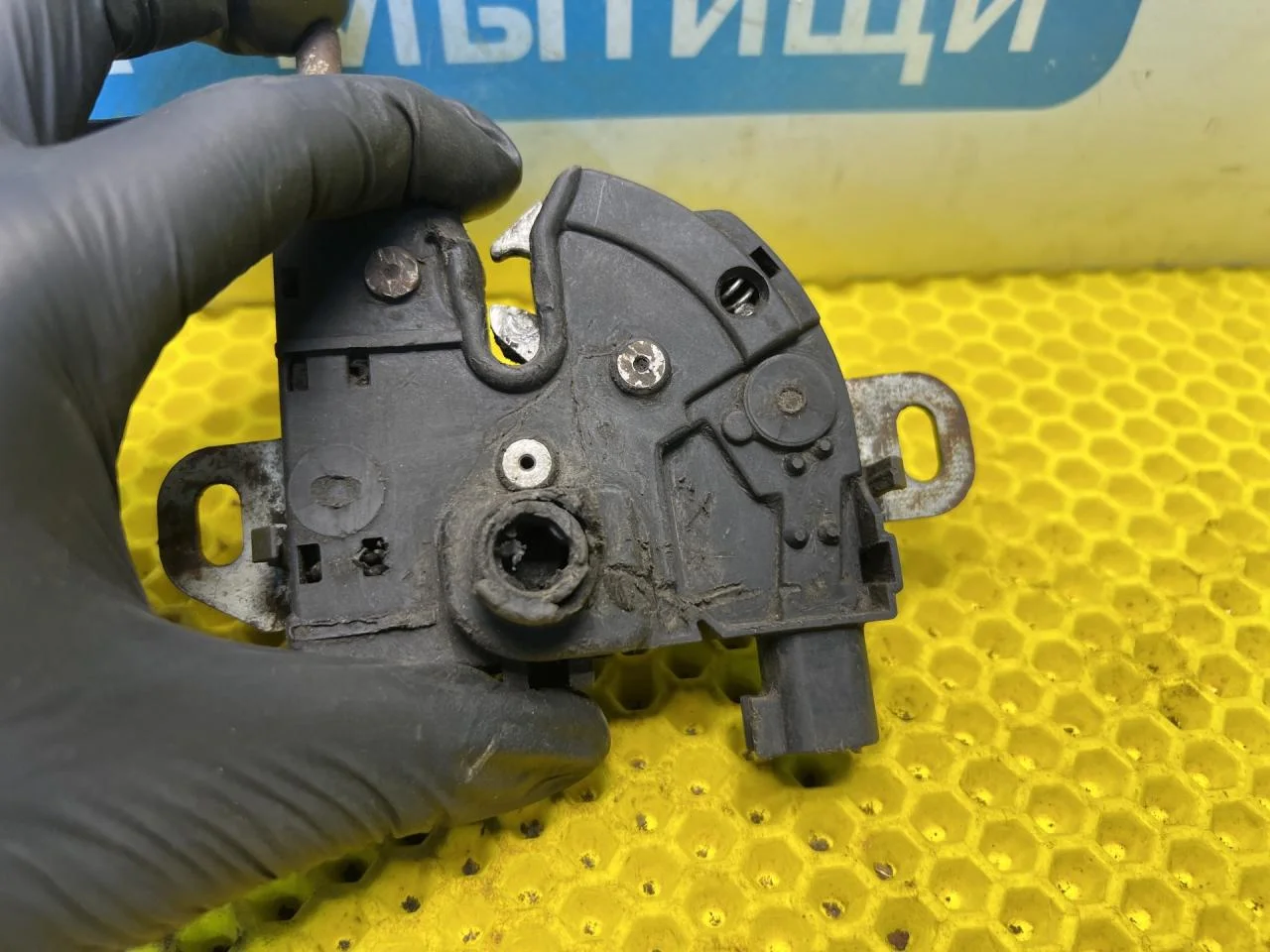 Замок капота Ford Focus 1 рестайлинг - миниатюра 4