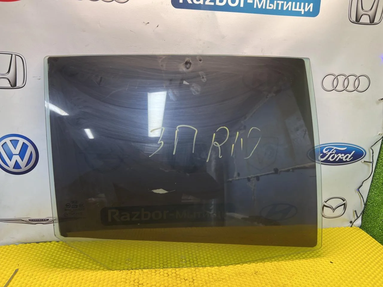 Стекло двери задней правой Kia Rio универсал - изображение 1