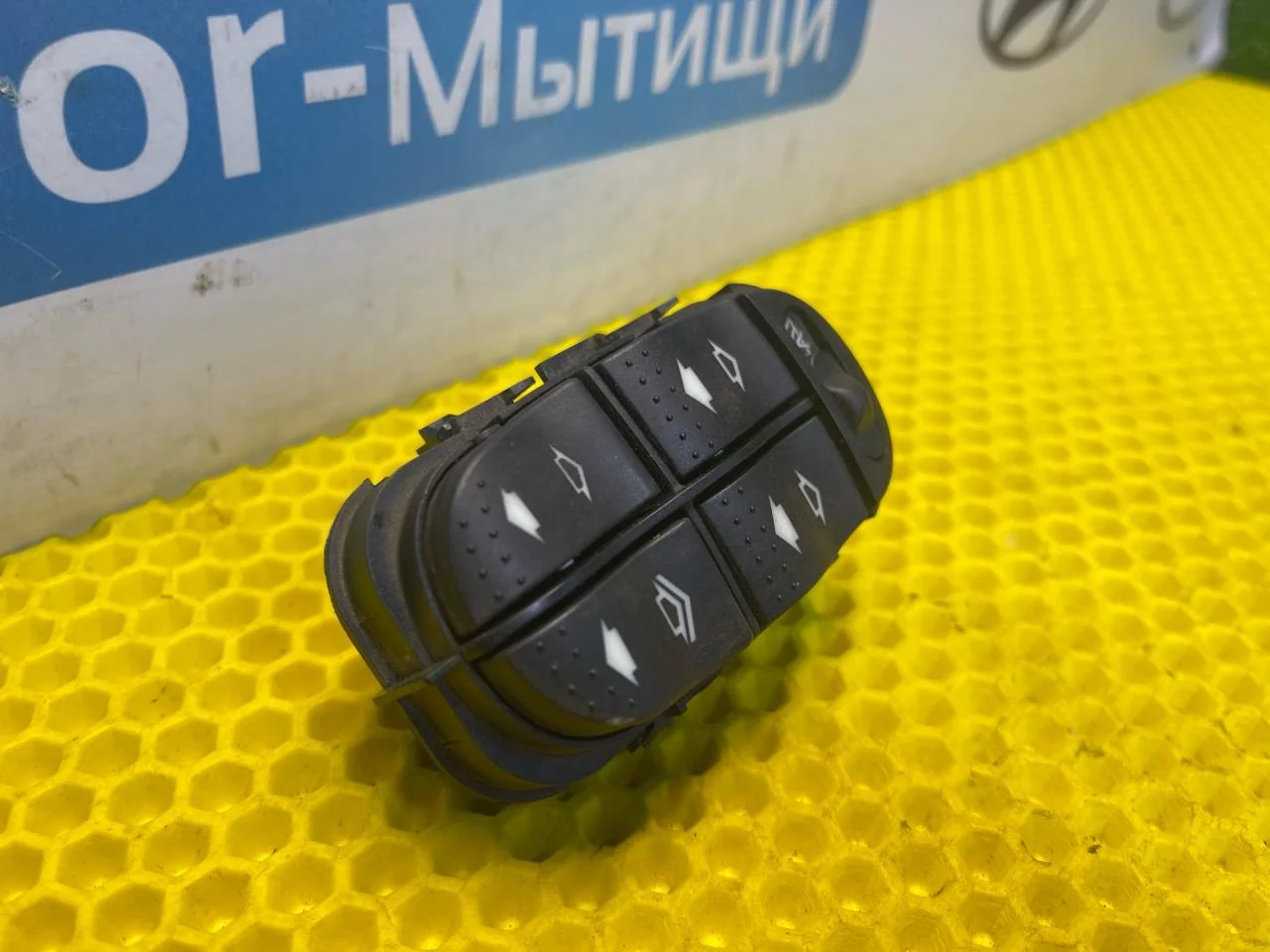 Блок управления стеклоподъемниками Ford Focus 1 - миниатюра 2
