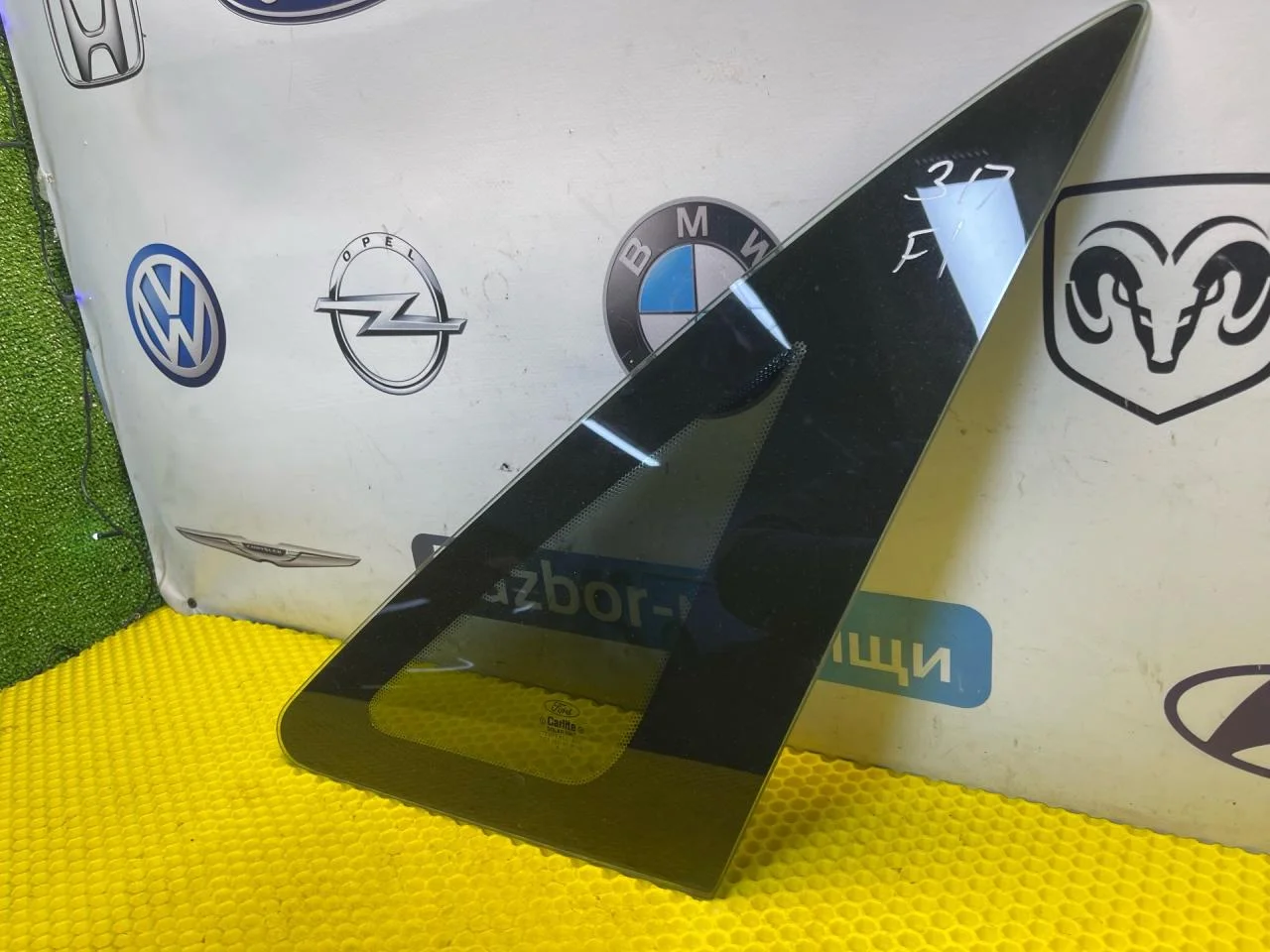 Форточка двери задней правой Ford Focus 1 седан - миниатюра 3