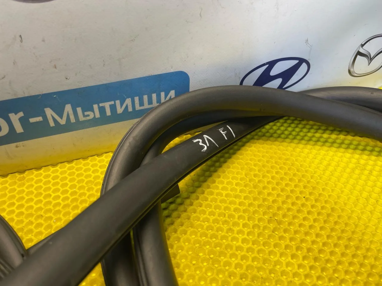 Уплотнитель дверной задний Ford Focus 1 седан - миниатюра 5