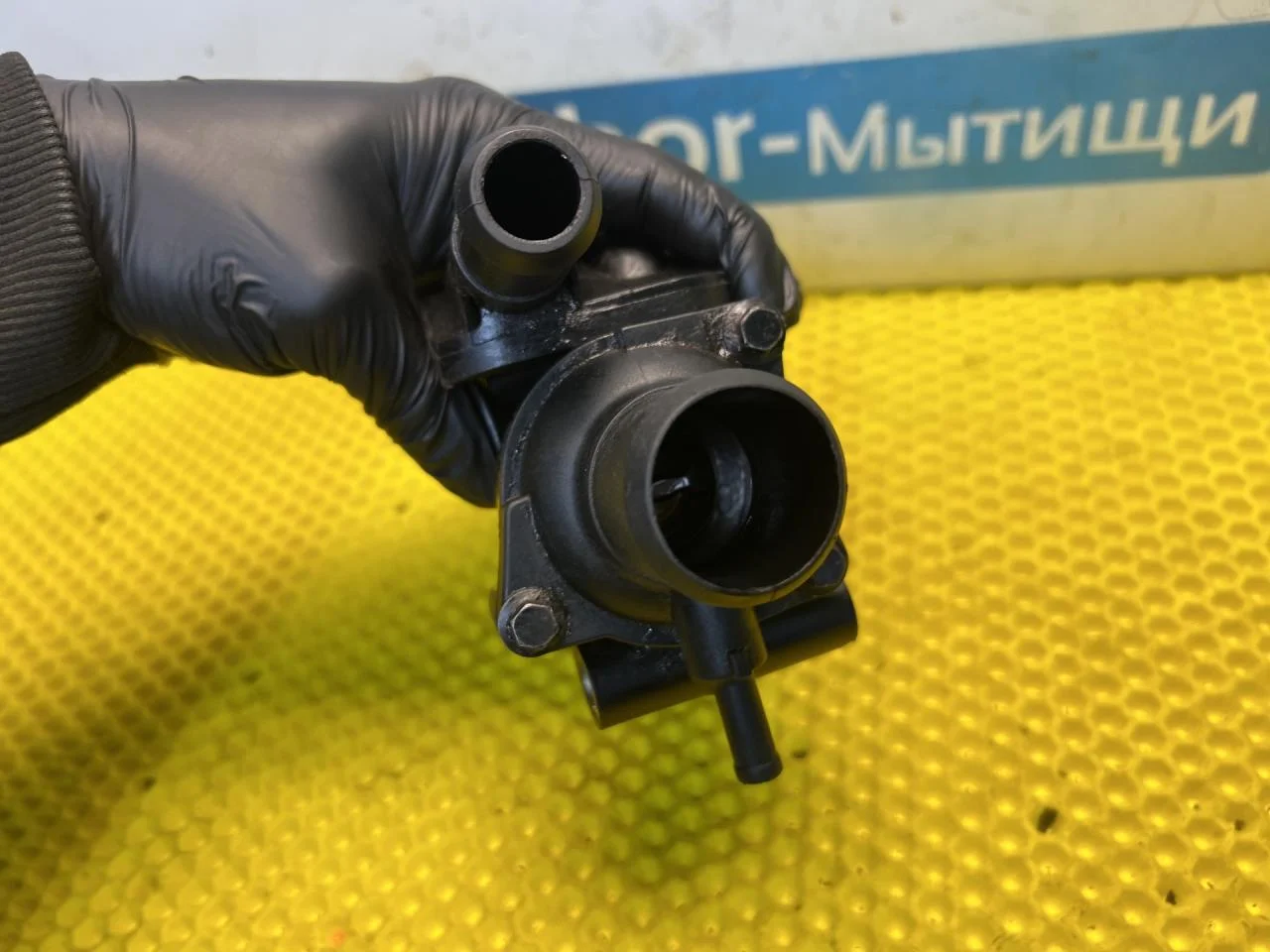 Корпус термостата Ford Focus 2005 2.0 - миниатюра 3